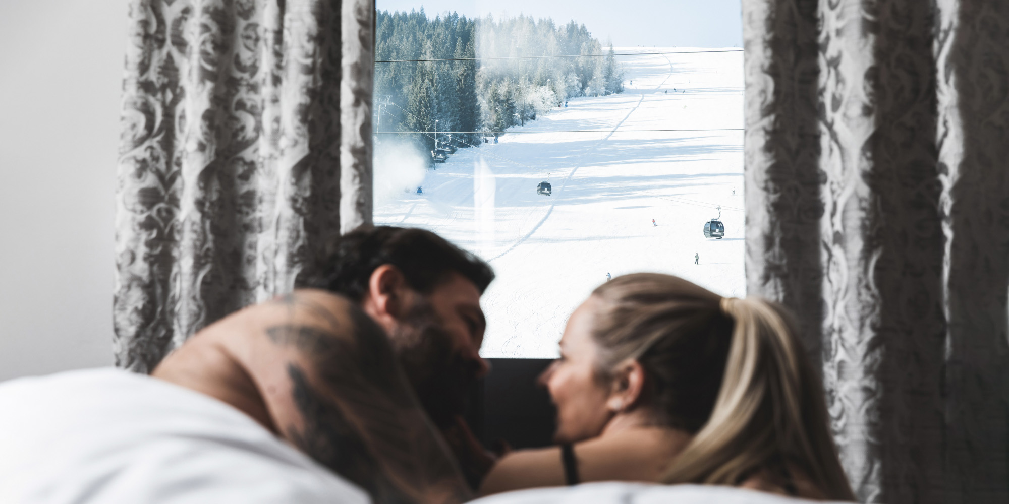 Blick aus dem Fenster direkt auf die Skipiste - Skiurlaub im Skihotel Montanara in Flachau